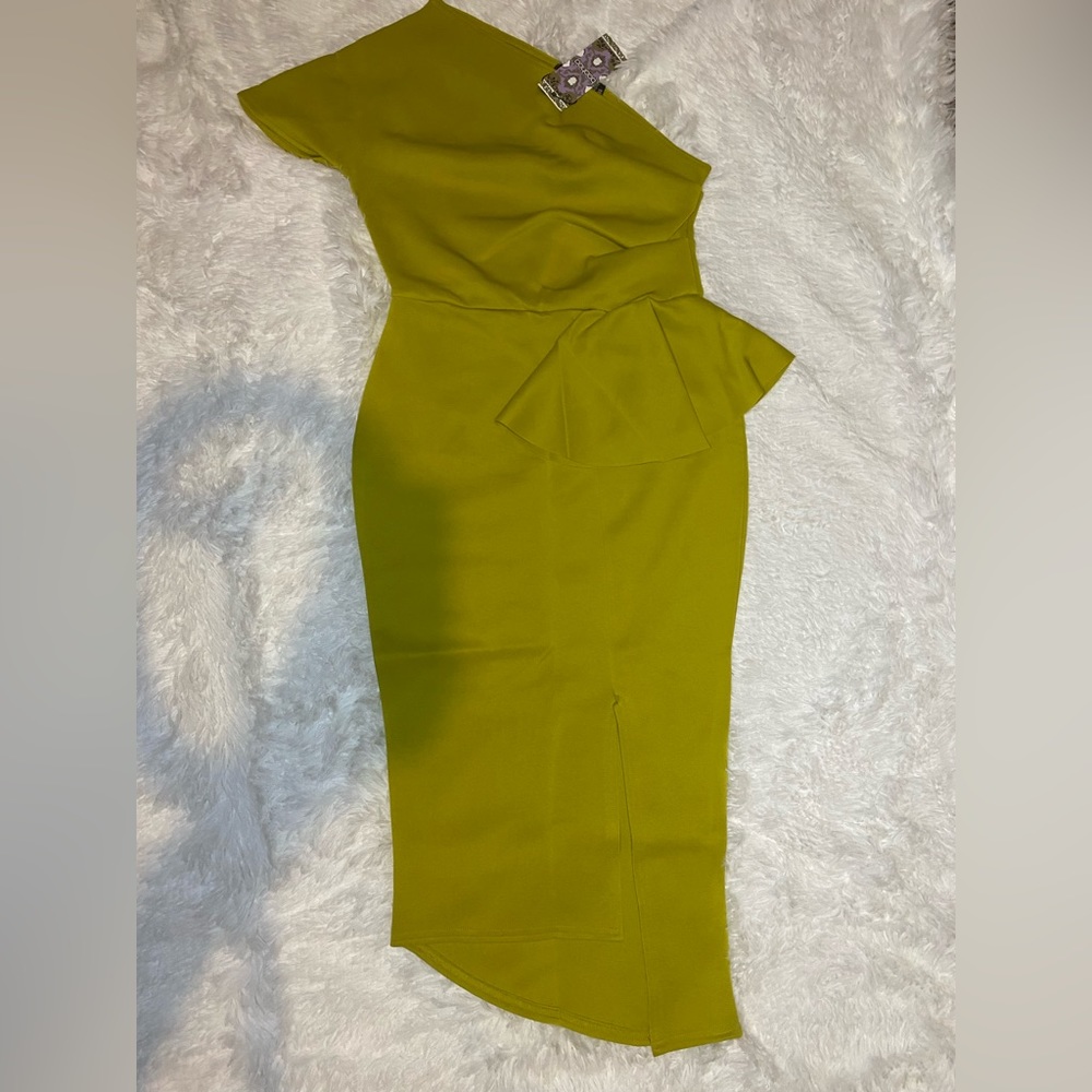 Off Shoulder Midi Dress. Small Ruffled Detail.